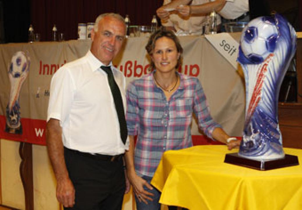 National- und FCB Spielerin “Nina Aigner” bei der Cup-Auslosung in Antiesenhofen