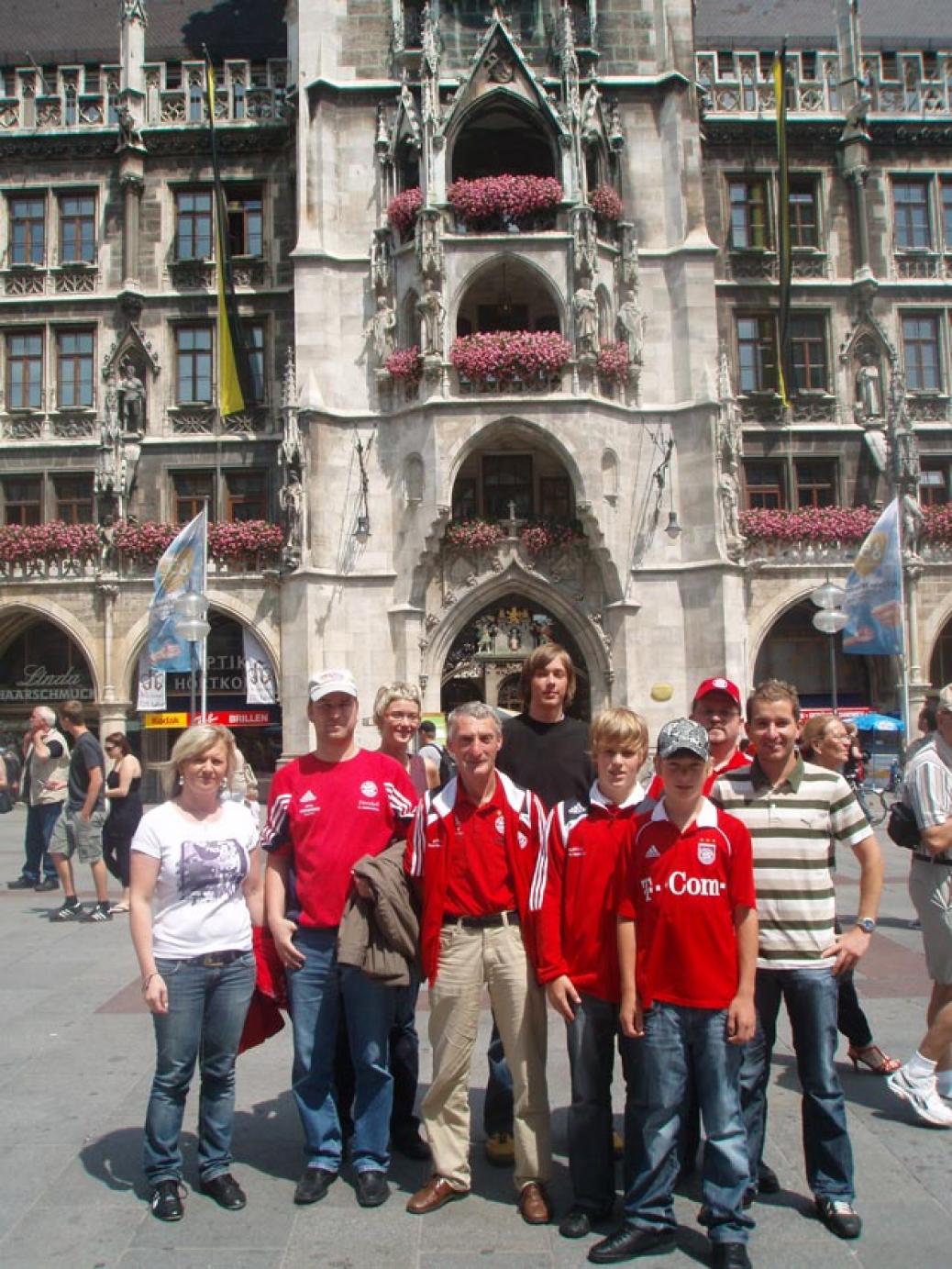 Fanclubmitglieder besuchen Training an der Säbener Straße