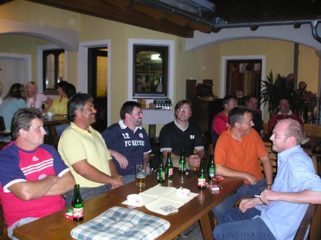 FC Bayern Stammtisch im Restaurant “PAPPAS” in Natternbach  “Gerhard Köpf schenkt uns ein Riesen Weißbierglas”