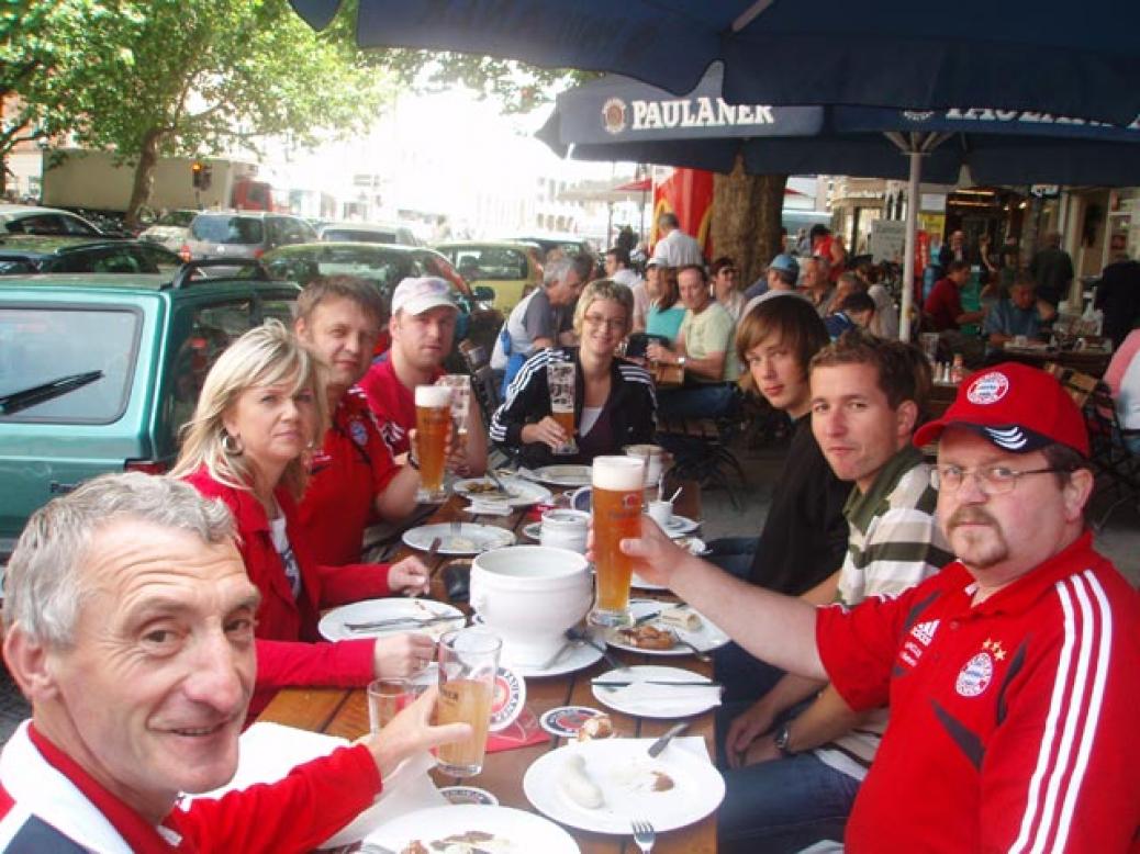 Fanclubmitglieder besuchen Training an der Säbener Straße