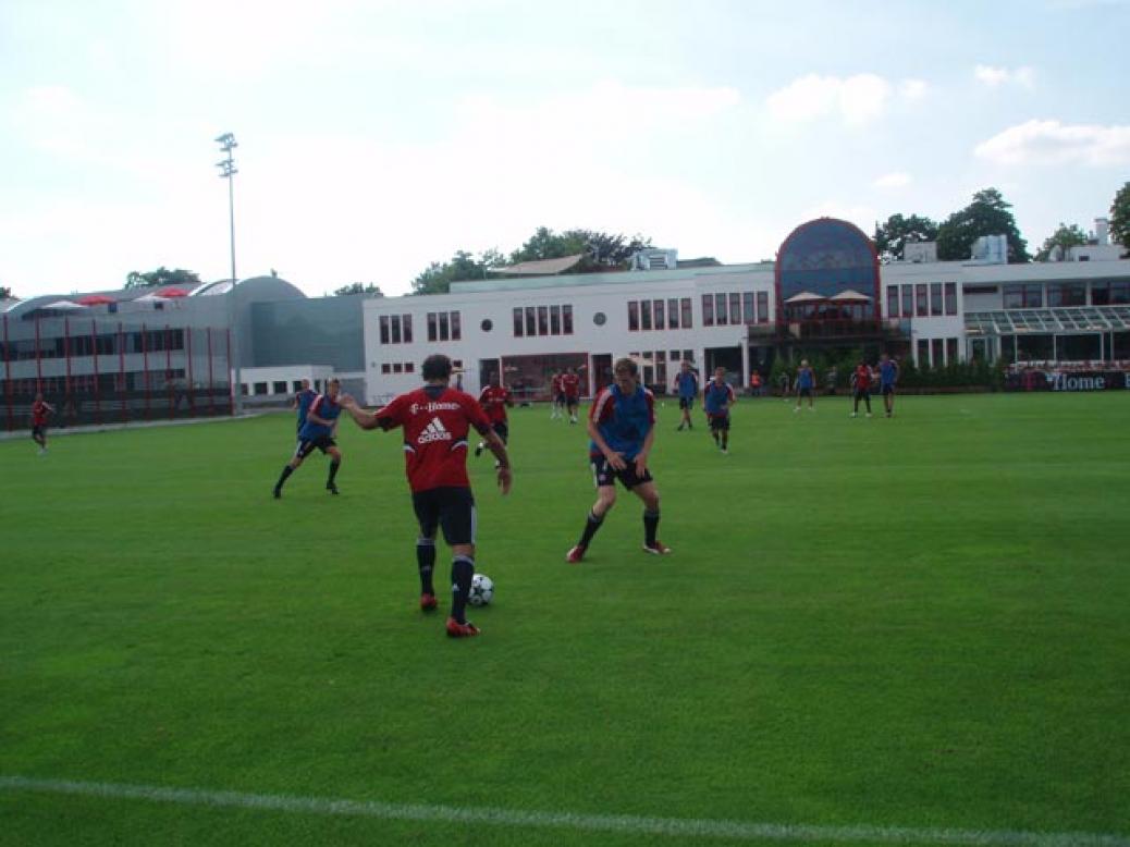 Fanclubmitglieder besuchen Training an der Säbener Straße