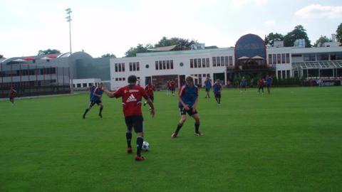 Fanclubmitglieder besuchen Training an der Säbener Straße