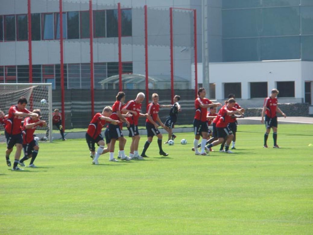 Fanclubmitglieder besuchen Training an der Säbener Straße