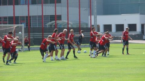 Fanclubmitglieder besuchen Training an der Säbener Straße