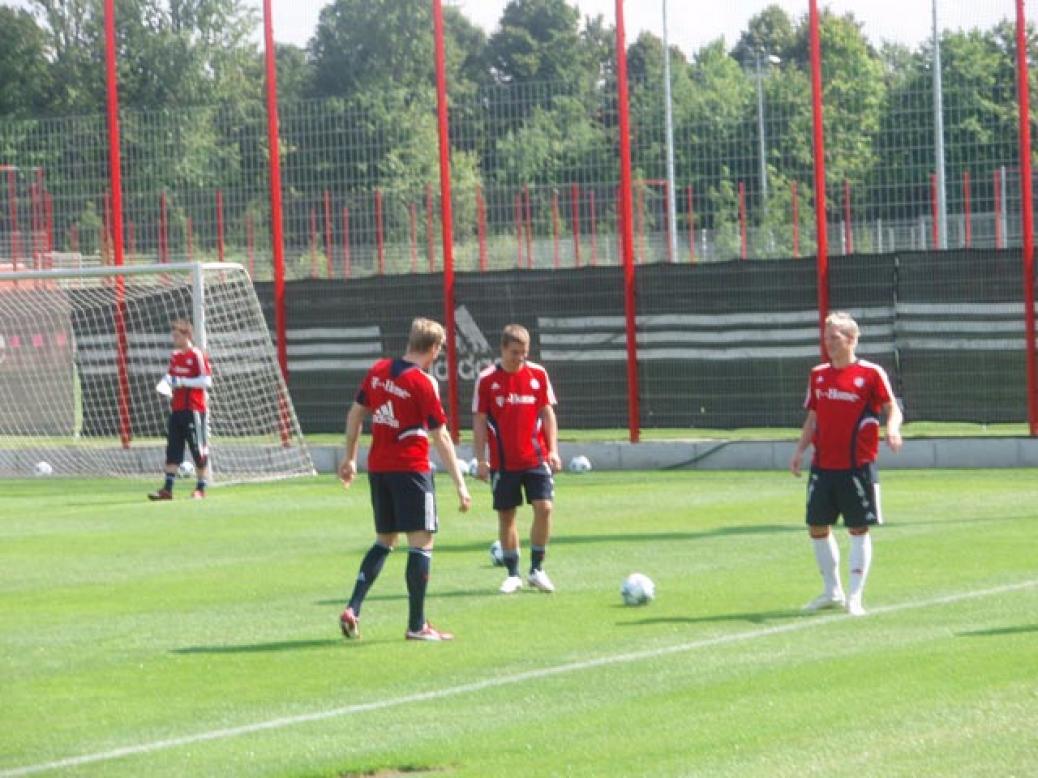 Fanclubmitglieder besuchen Training an der Säbener Straße