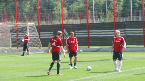 Fanclubmitglieder besuchen Training an der Säbener Straße