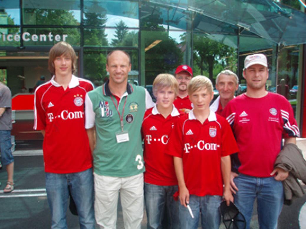 Fanclubmitglieder besuchen Training an der Säbener Straße