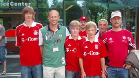 Fanclubmitglieder besuchen Training an der Säbener Straße