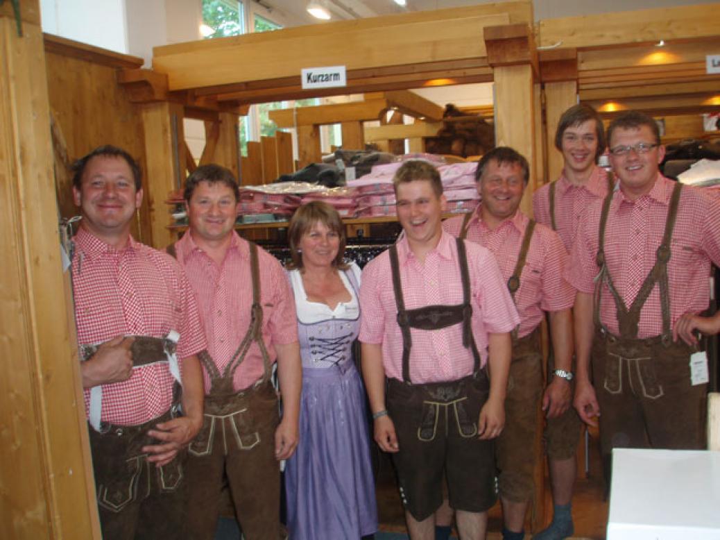 “Lederhosentreffen beim Zeltfest in Natternbach”