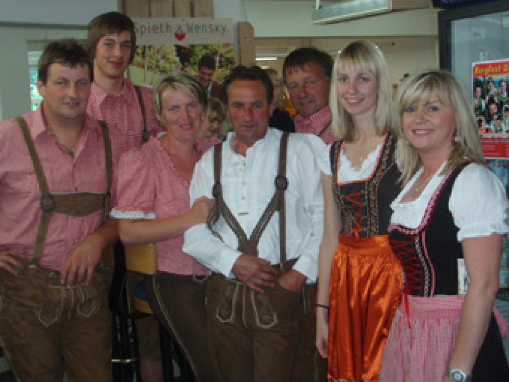 “Lederhosentreffen beim Zeltfest in Natternbach”