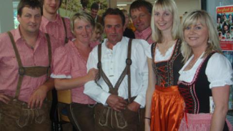 “Lederhosentreffen beim Zeltfest in Natternbach”