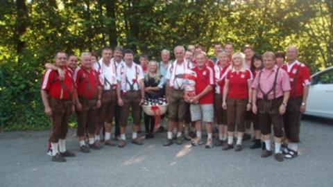 Der Fanclub gratuliert den Pomperlbuam zum 25-Jahr-Jubliäum