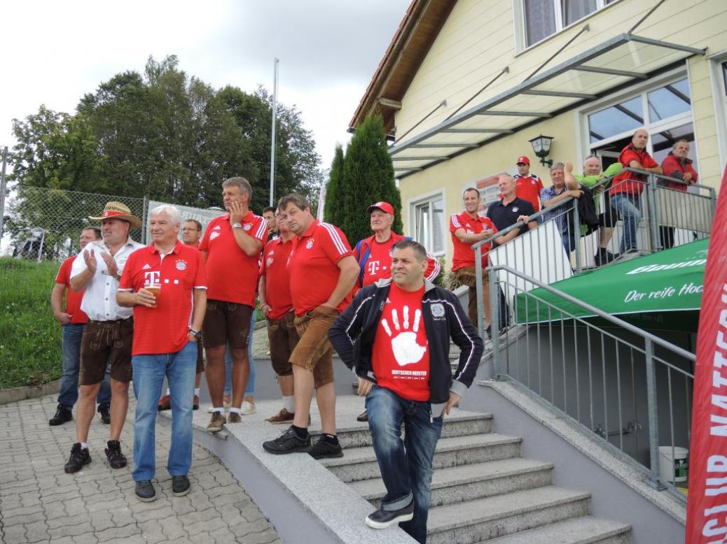 Fussball Legenden vs Fanclub Auswahl