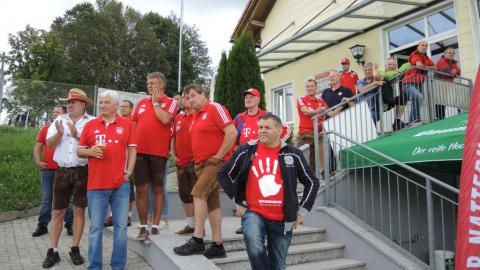 Fussball Legenden vs Fanclub Auswahl