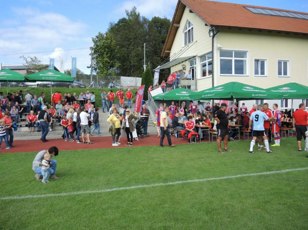 Fussball Legenden vs Fanclub Auswahl