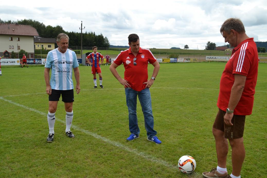 Fussball Legenden vs Fanclub Auswahl