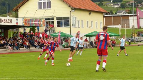 Fussball Legenden vs Fanclub Auswahl