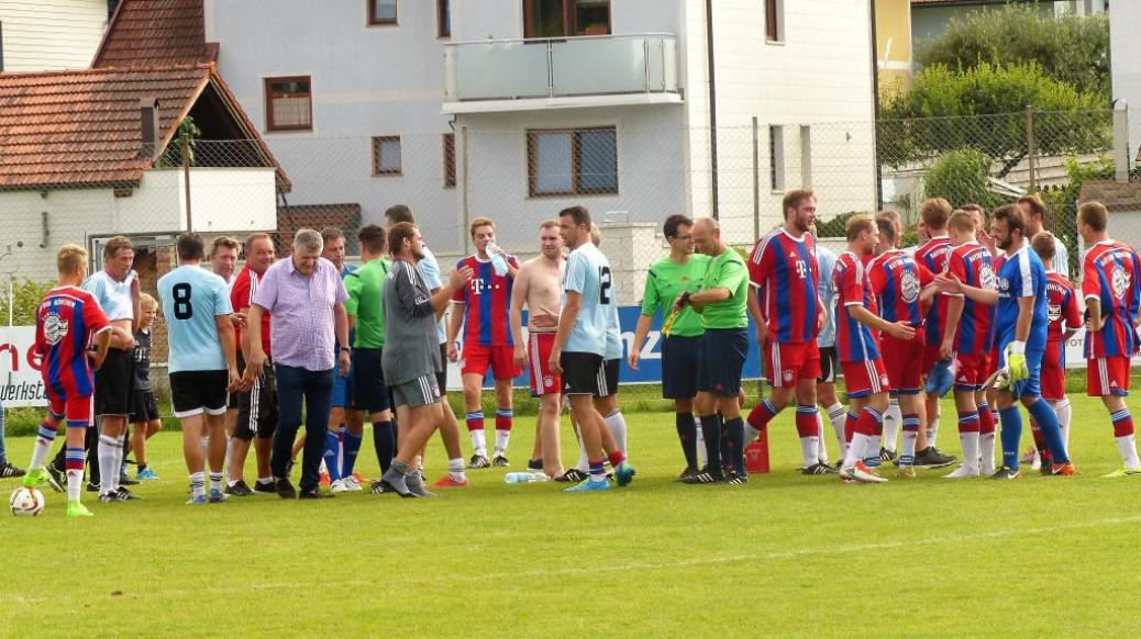 Fussball Legenden vs Fanclub Auswahl