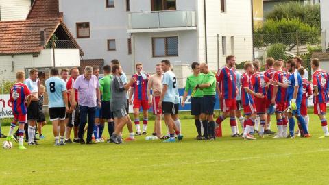 Fussball Legenden vs Fanclub Auswahl