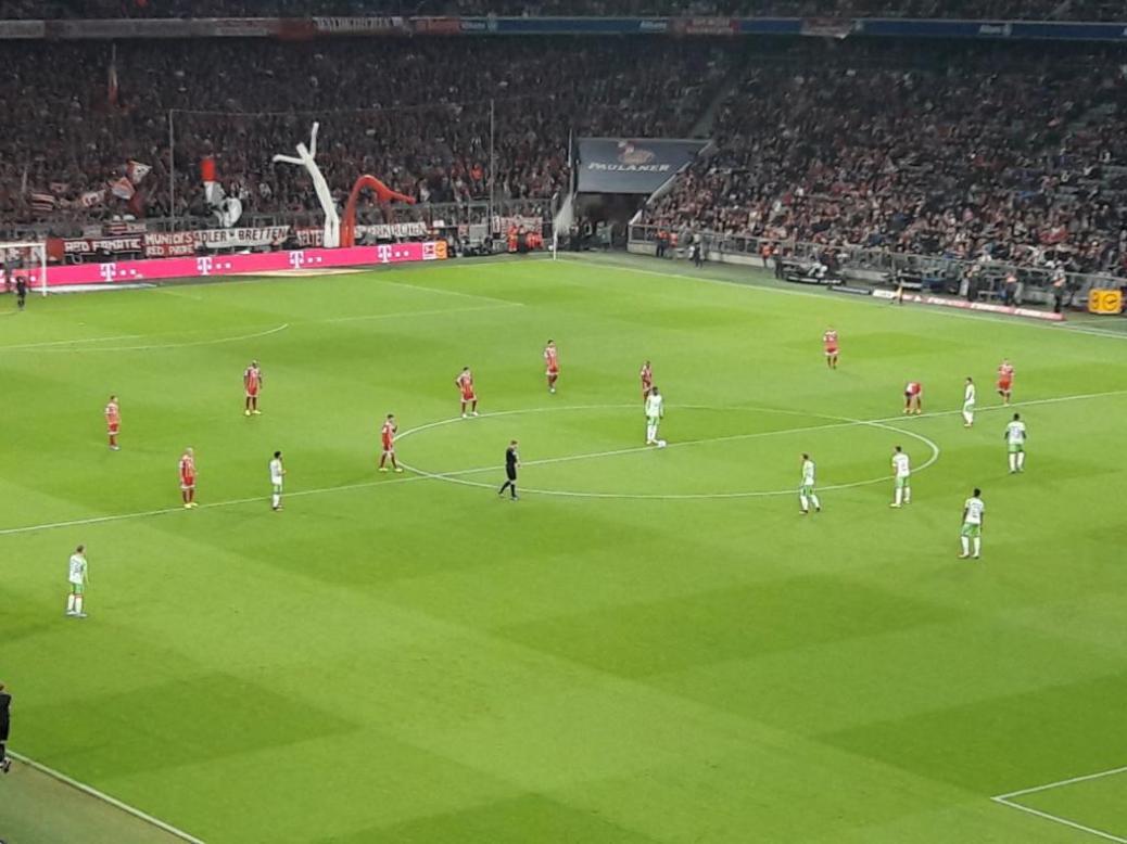 FC BAYERN  vs  VfL  Wolfsburg