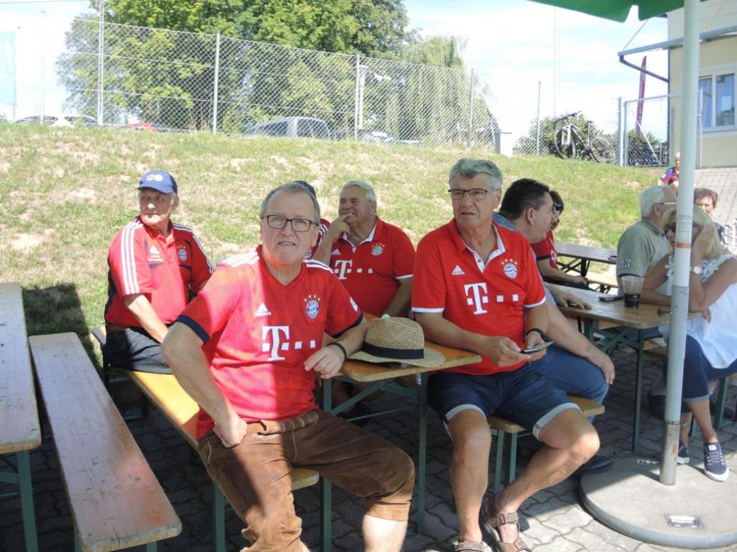 Fussball Legenden  vs.  Fanclub Auswahl