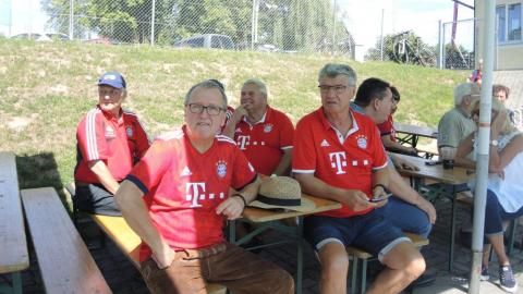 Fussball Legenden  vs.  Fanclub Auswahl