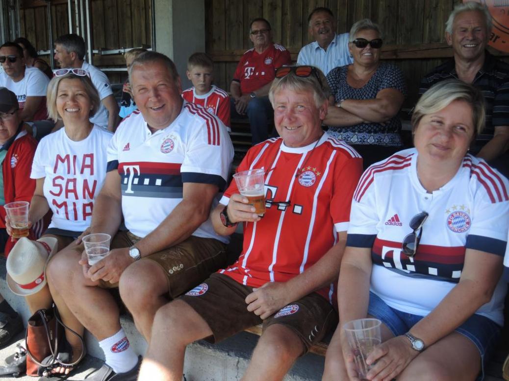 Fussball Legenden  vs.  Fanclub Auswahl