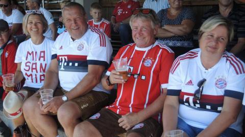 Fussball Legenden  vs.  Fanclub Auswahl