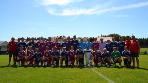 Fussball Legenden  vs.  Fanclub Auswahl